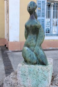 Jeune fille, Baltasar Lobo, 1968, bronze, 1,05 m x 0,55 m x 0,50 m, fonderie Valsuani, Paris, 3/8 ; parvis de la Prud’homie de pêche, quai Lucien Toulmond, Martigues, France (13), photo service ville d’Art et Histoire, Martigues, août 2019.